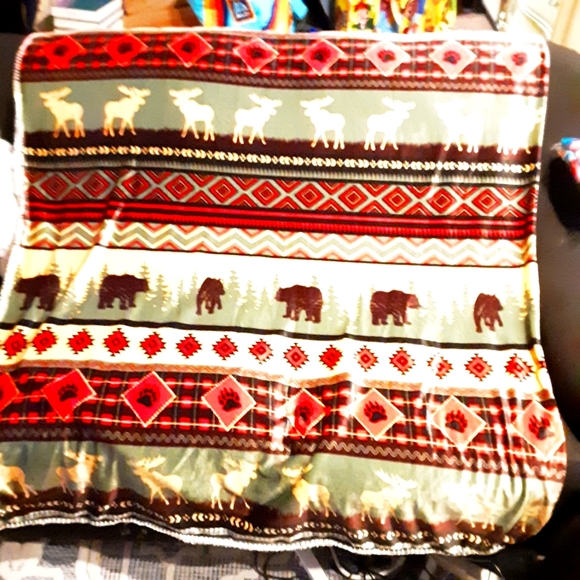 Indulge in ultimate luxury with this Montauk throw blanket featuring a stunning - Picture 1 of 8